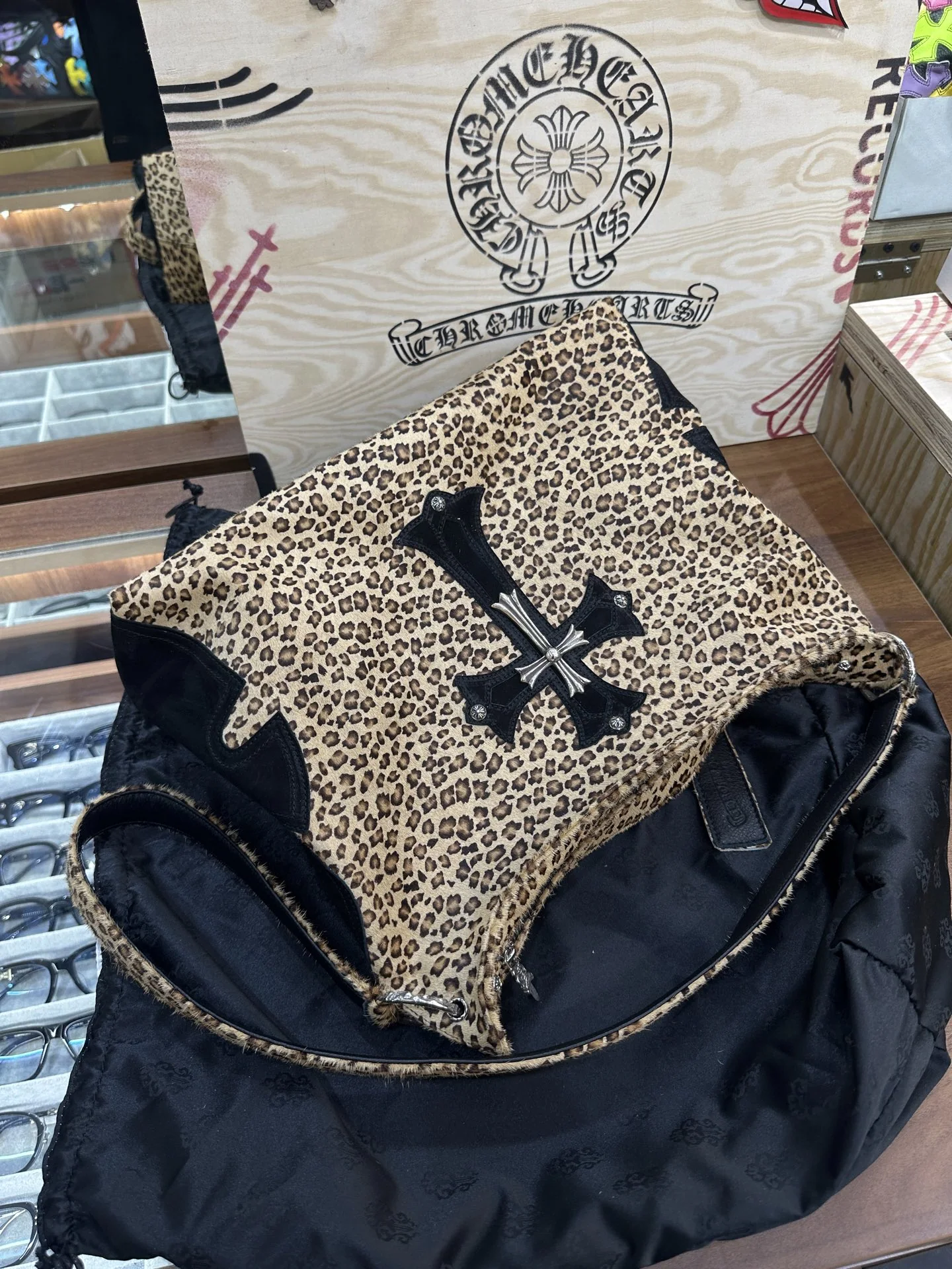 크롬하츠 블랙 레오파드 크로스바디 가방 상세 이미지 1