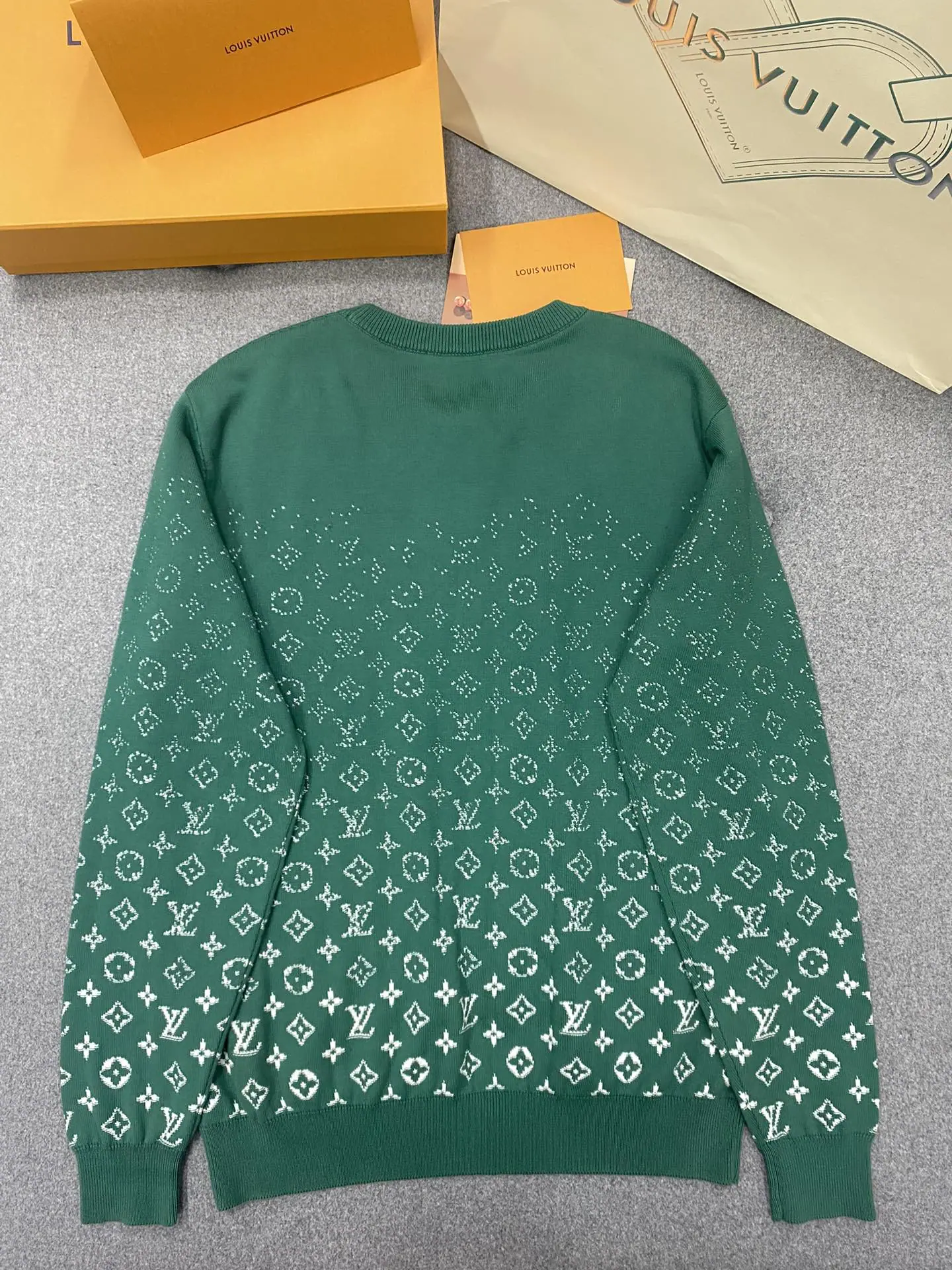 루이비통 모노그램 그라데이션 크루넥 니트 긴팔 상세 이미지 4