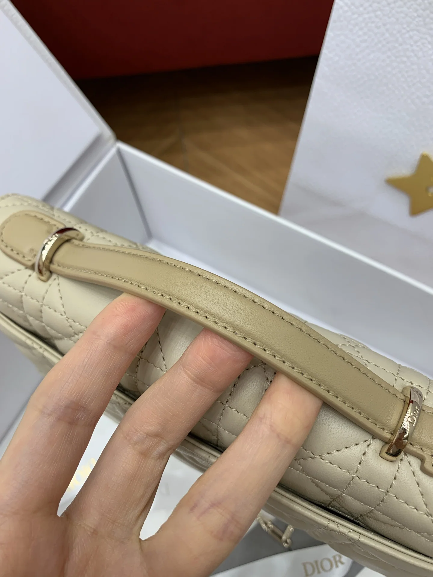 디올 카멜 베이지 투톤 시프스킨 가방 상세 이미지 1