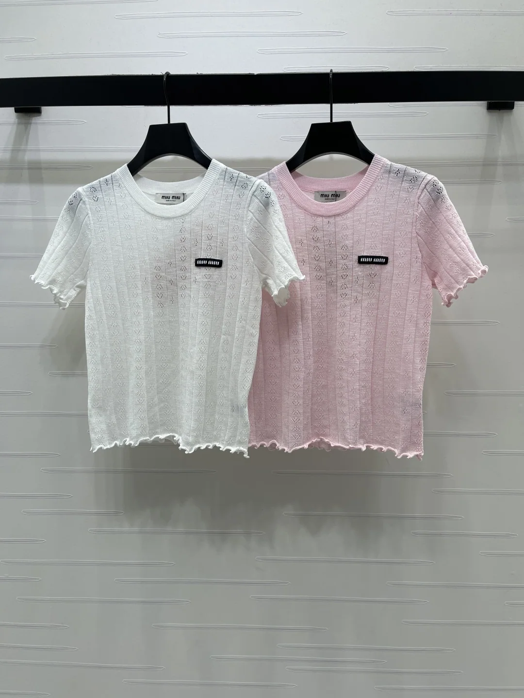 미우미우 화이트 핑크 배색 세로 스트라이프 반팔 니트 탑 상세 이미지 1