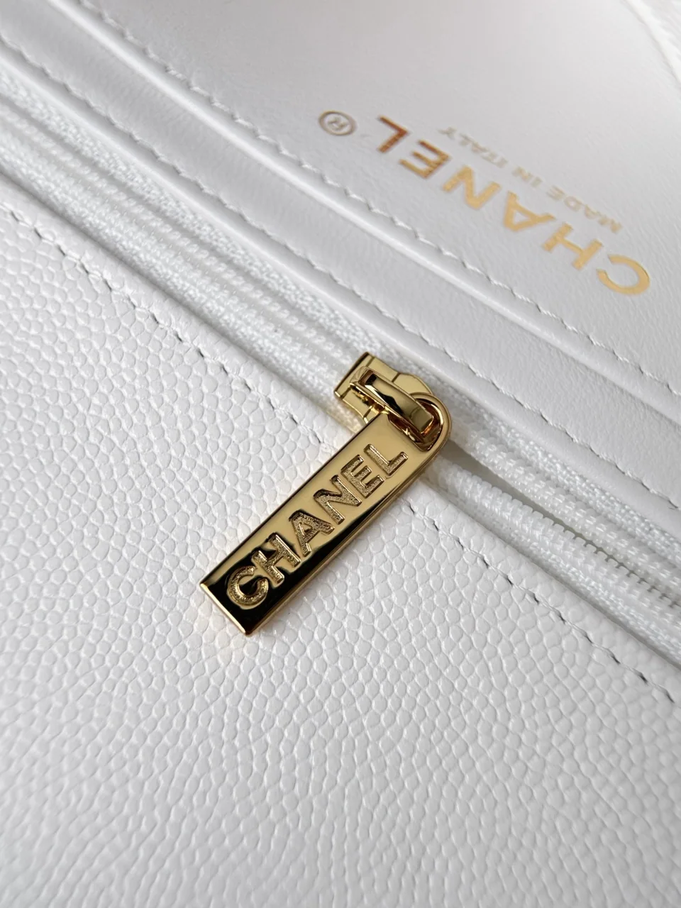 샤넬 화이트 금장 캐비어 엣지 스티치 가방 상세 이미지 7