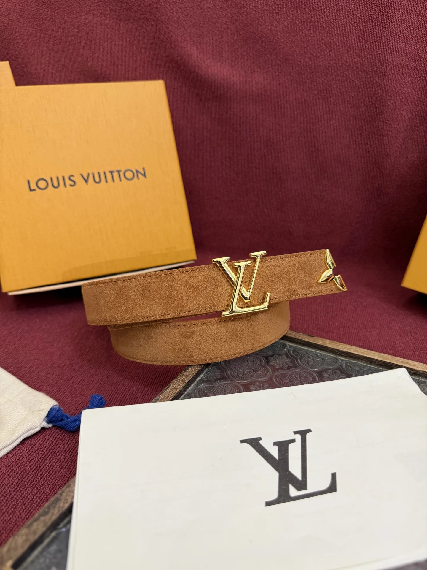 루이비통 LV 이니셜 골드 메탈 버클 스웨이드 벨트 상세 이미지 1