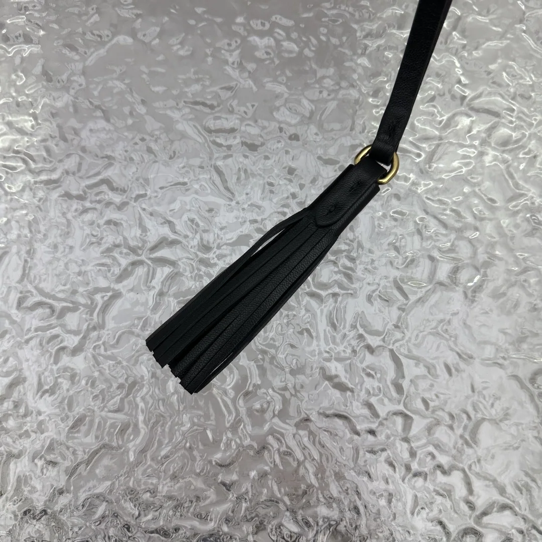 미우미우 램스킨 태슬 언더암 가방 상세 이미지 9