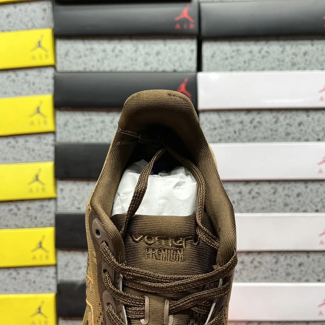나이키 [CG] 보메로 프리미엄 IQ0028-200 202007 Nike Vomero Premium Flat Stout 상세 이미지 3