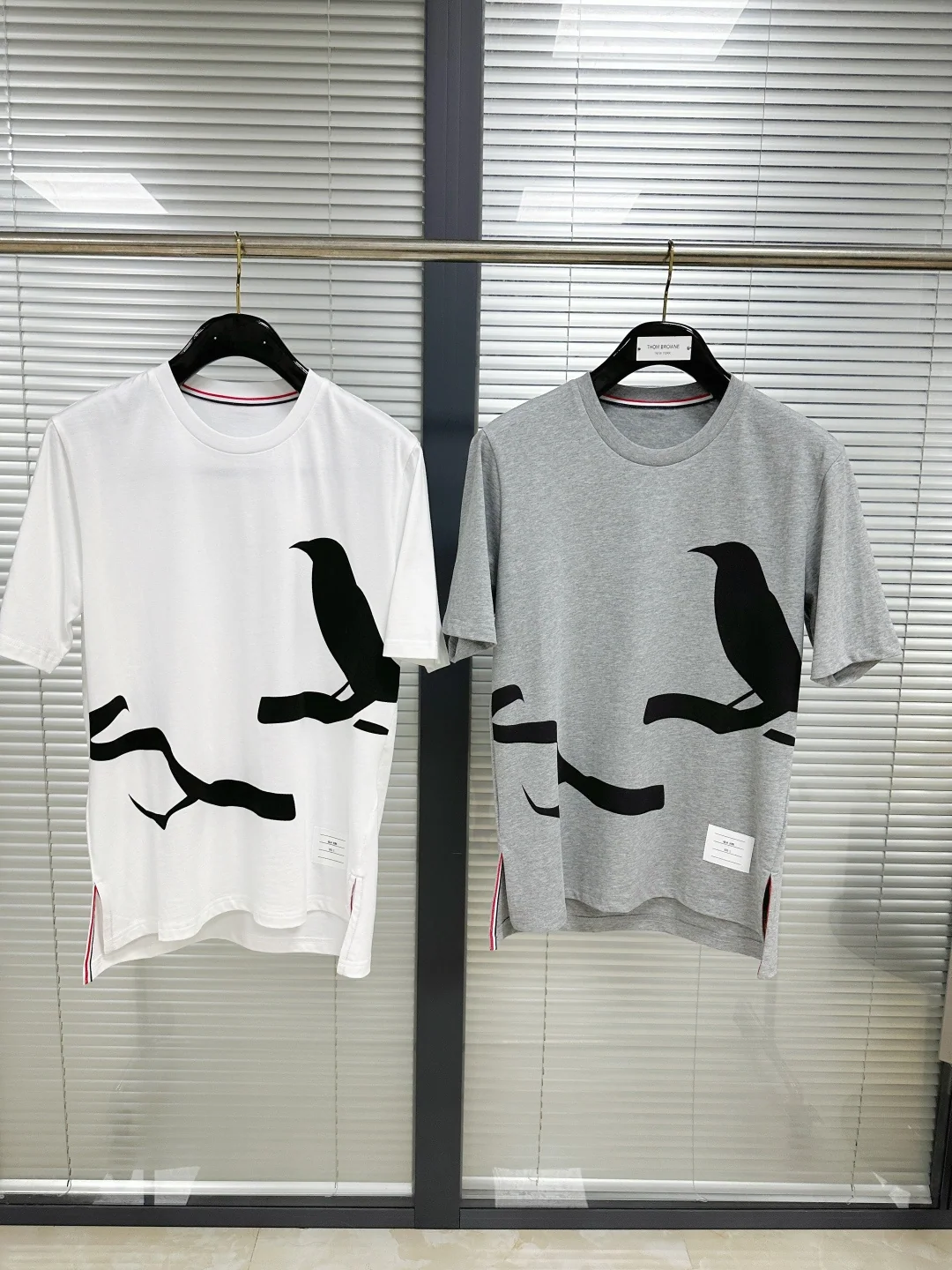 톰브라운 그래피티 시리즈 남성 반팔 티셔츠 상세 이미지 2