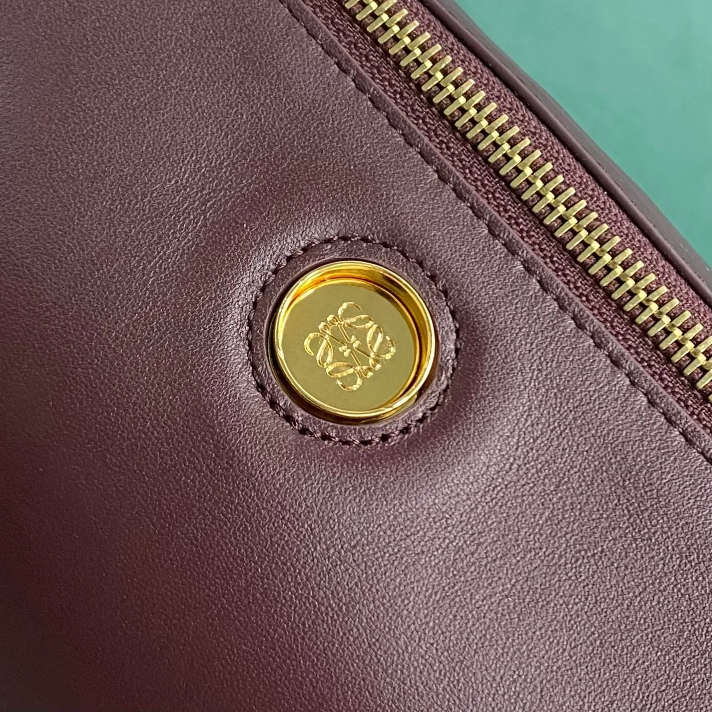 로에베 버건디 레더 소형 핸드백 상세 이미지 8