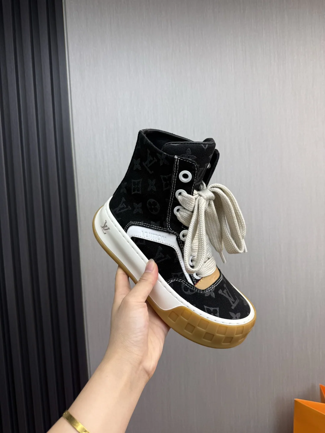 루이비통 틸티드 하이탑 스니커즈 상세 이미지 8