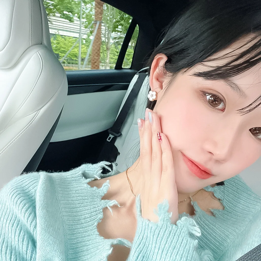 반클리프앤아펠 럭키 스프링 매화 모티브 귀걸이 상세 이미지 2