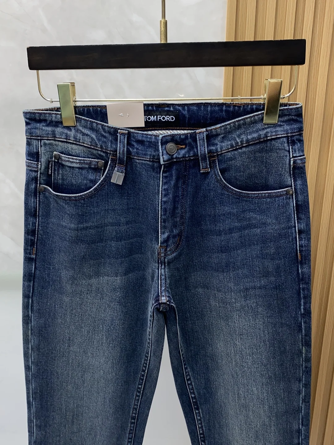톰포드 남성 슬림핏 데미지 워시 데님 바지 상세 이미지 3