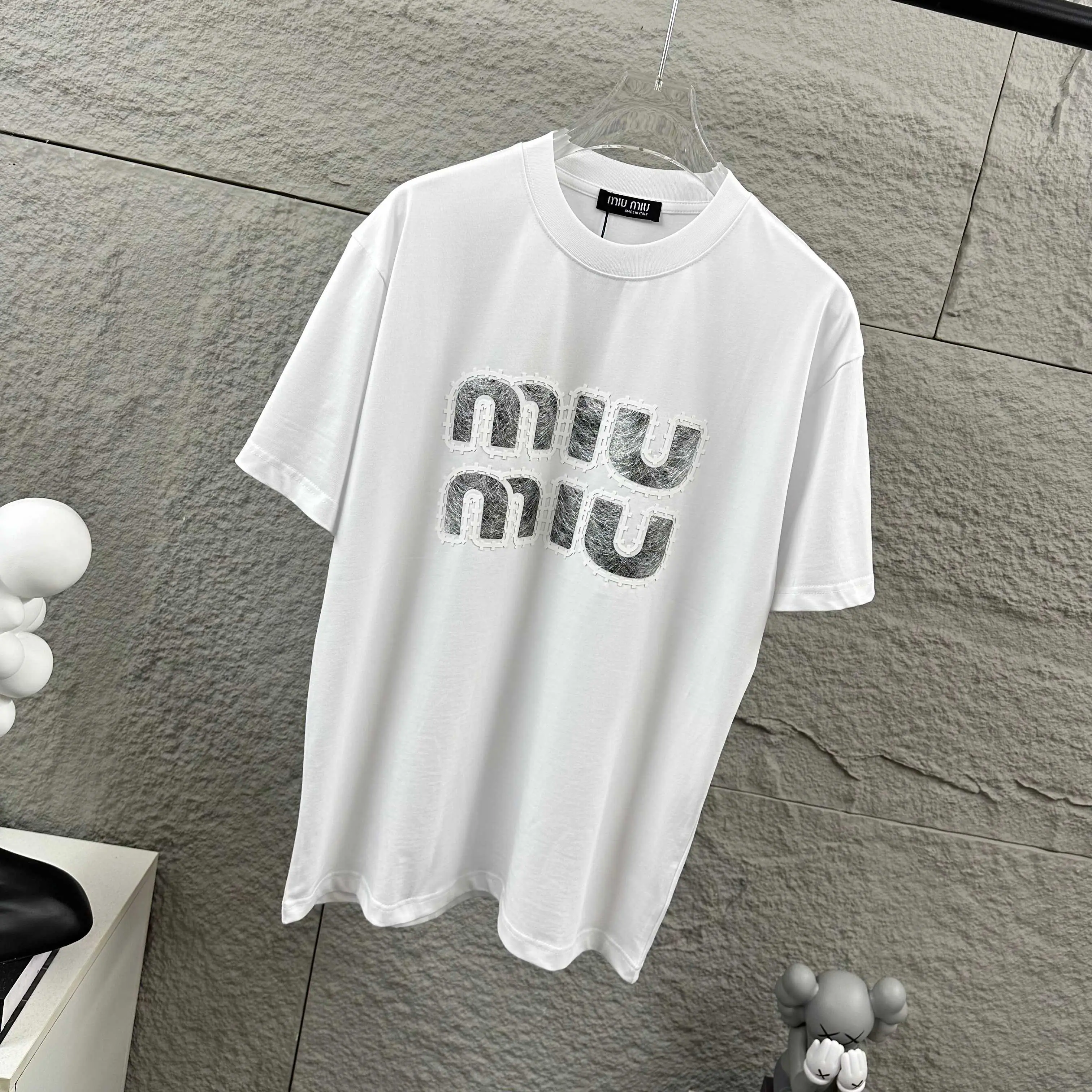 미우미우 3D 레터 투톤 실리콘 코튼 반팔 티셔츠 상세 이미지 2