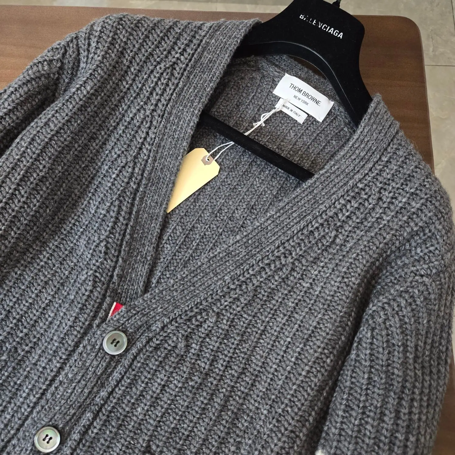 톰브라운 TB 24/FW 네 줄무늬 두꺼운 니트 가디건 5372 Thom Browne 상세 이미지 3