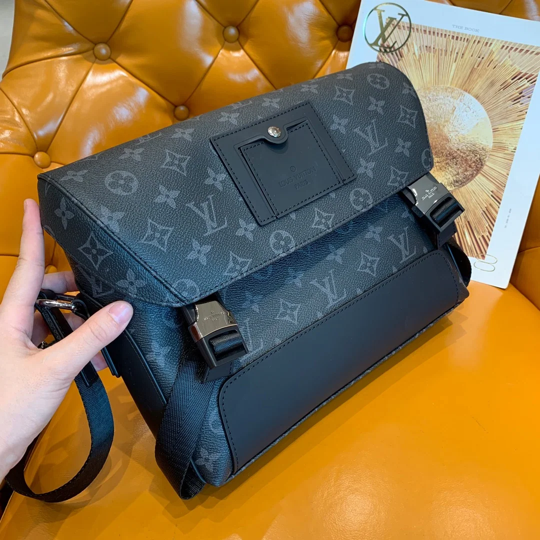 루이비통 남성 블랙 플로럴 메신저백 상세 이미지 1