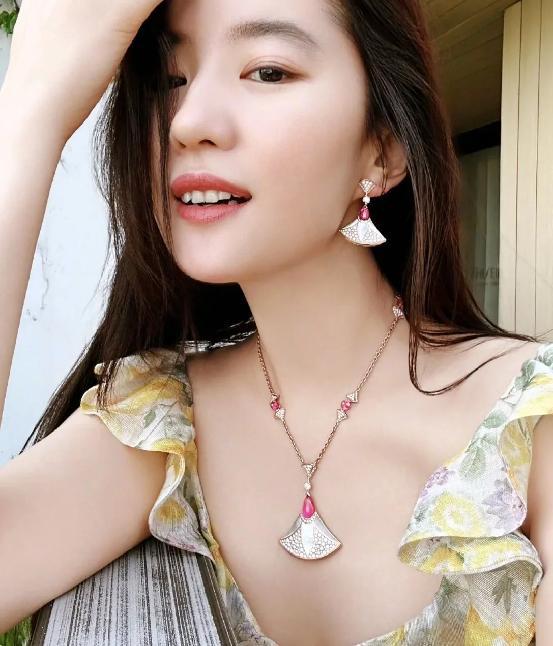 불가리 로즈골드 로마 부채 모양 목걸이 상세 이미지 3