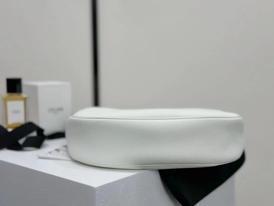 셀린느 소프트 문라이트 화이트 카프스킨 핸드백 상세 이미지 9