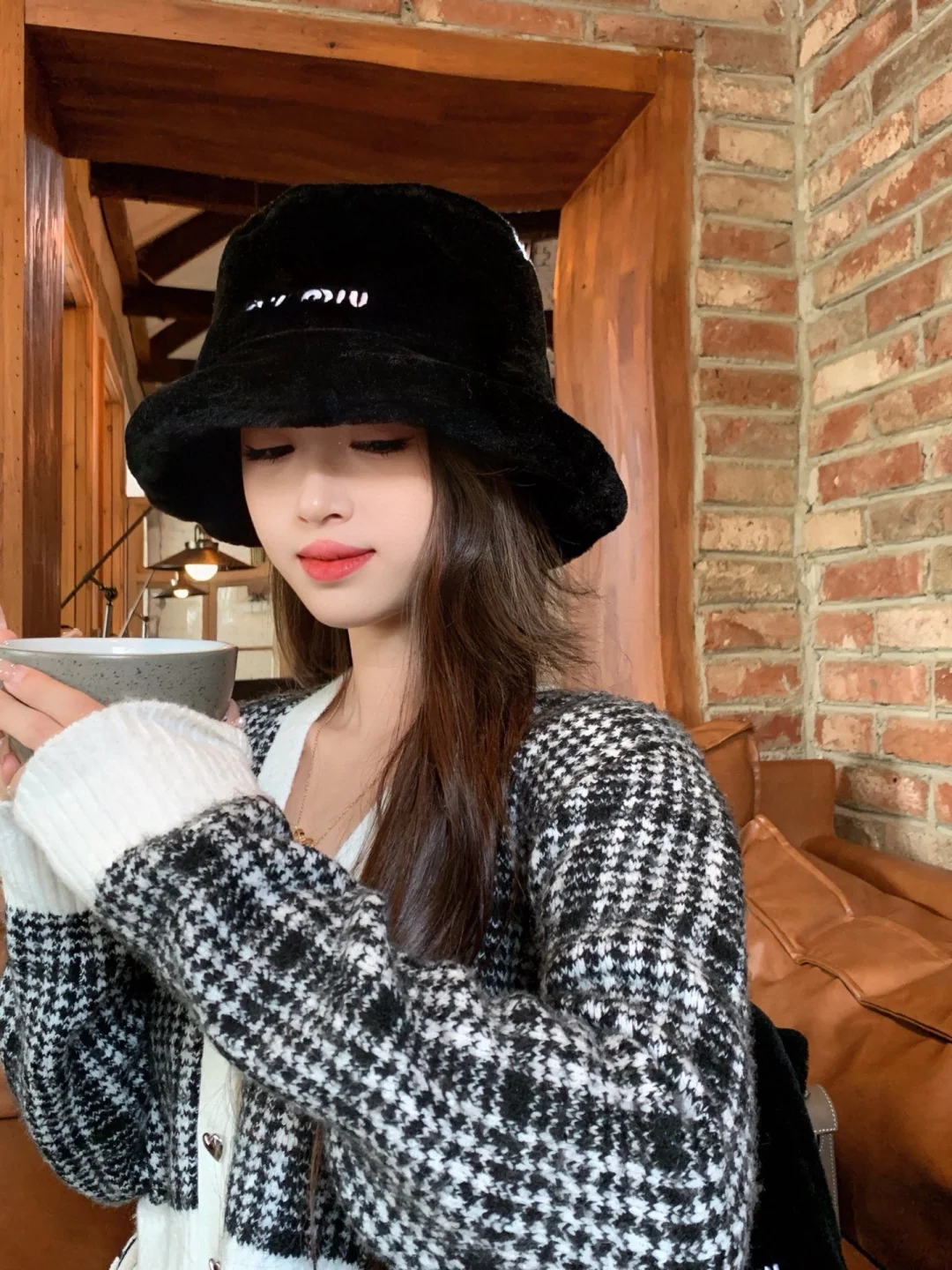 미우미우 페이크 퍼 모자 세트 상세 이미지 2
