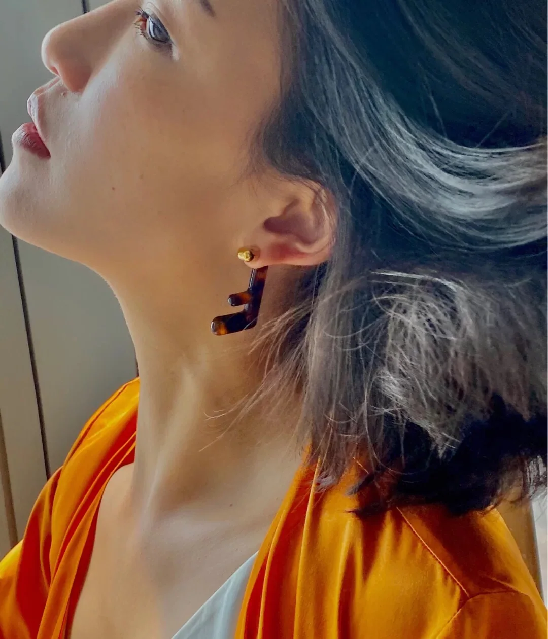 펜디 레터 스터드 투톤 귀걸이 상세 이미지 3