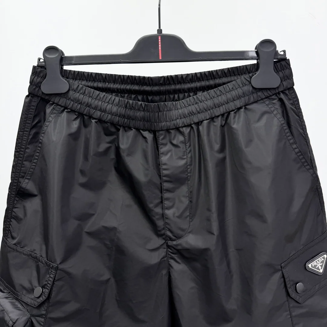 프라다 Re-Nylon 로고 집업 반바지 상세 이미지 3