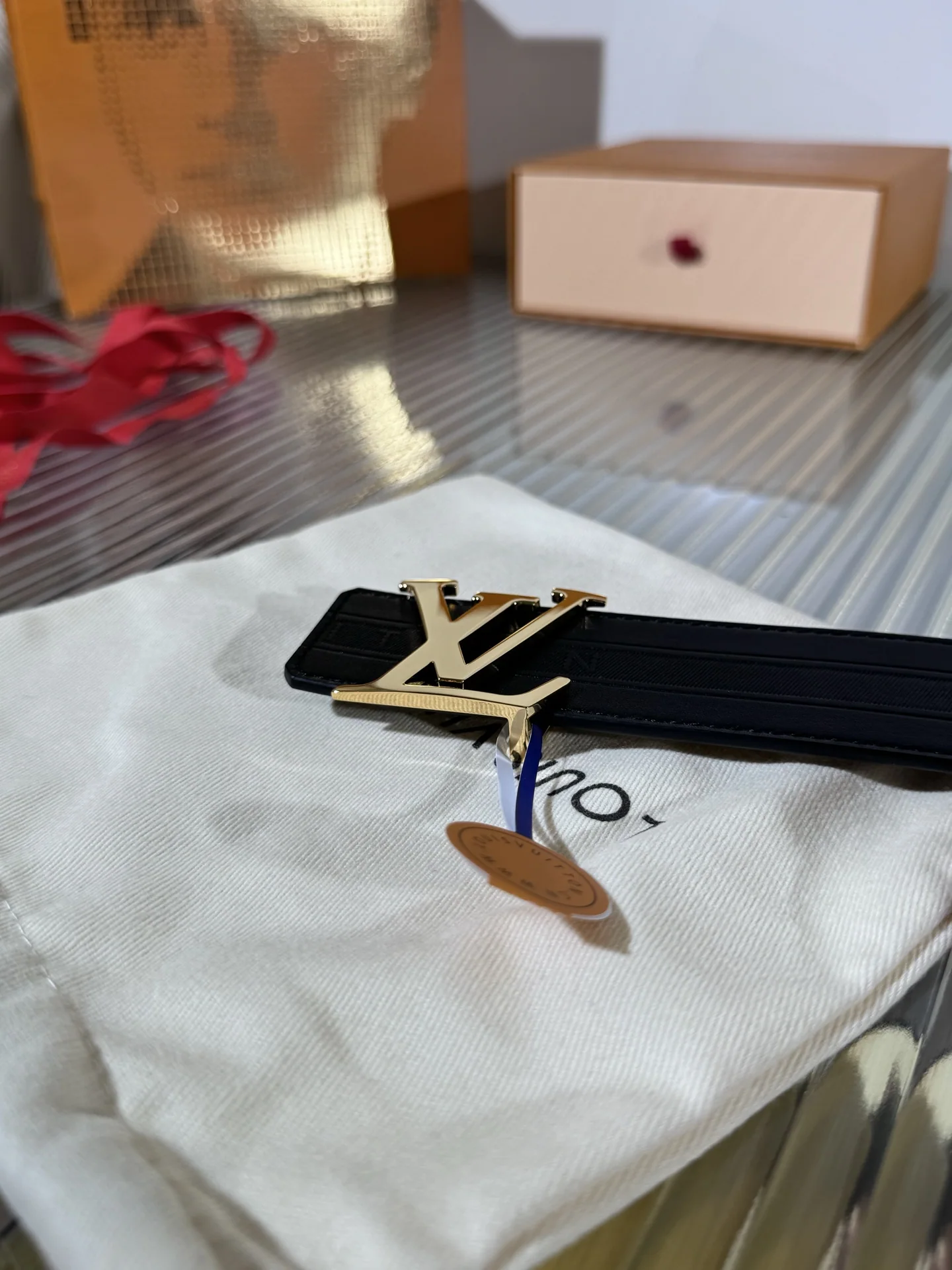 루이비통 LV 이니셜 트리옹 가죽 벨트 상세 이미지 6