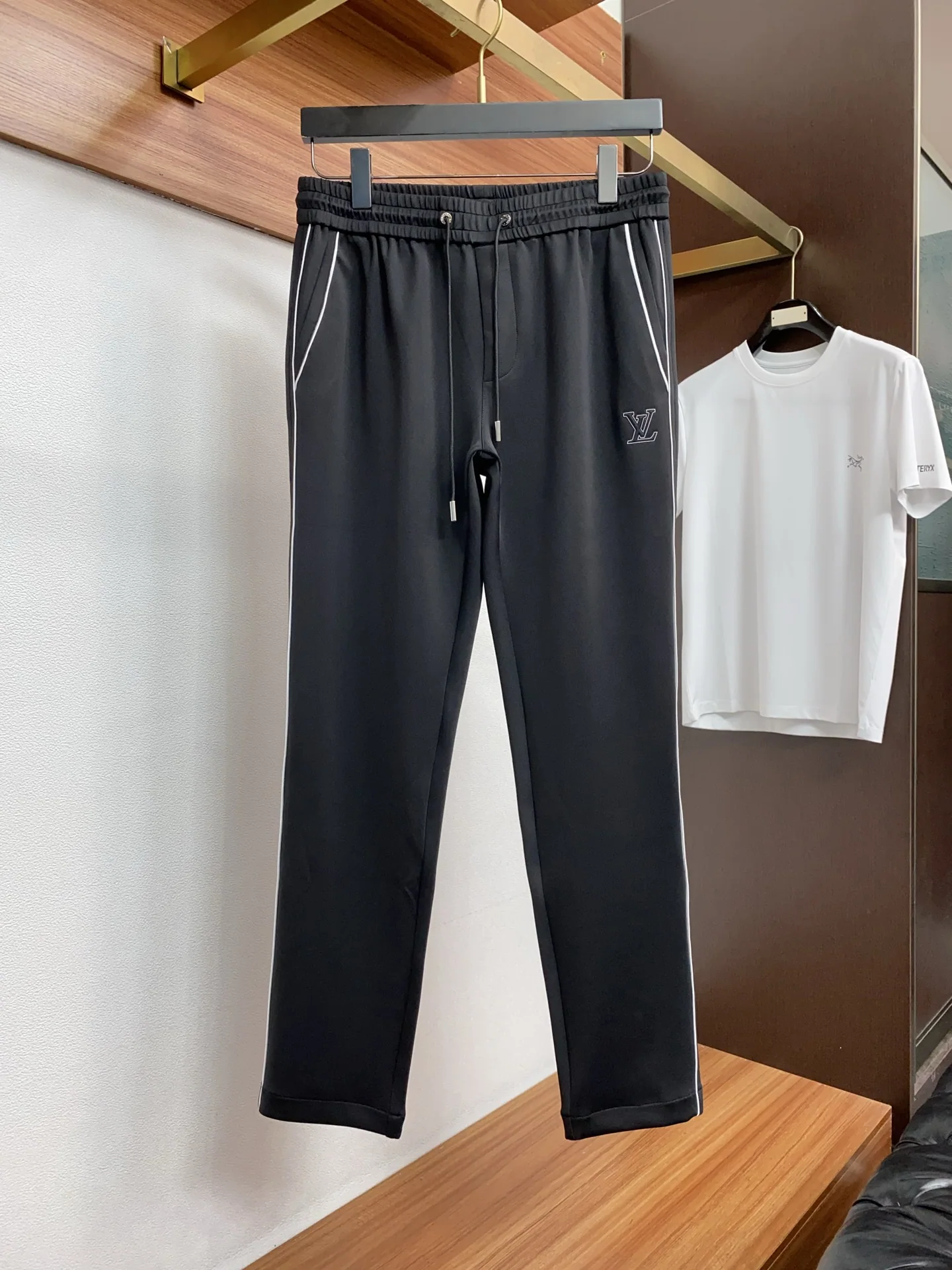 루이비통 워싱 디스트레스드 일본산 데님 남성 바지 2026 SS 상세 이미지 2