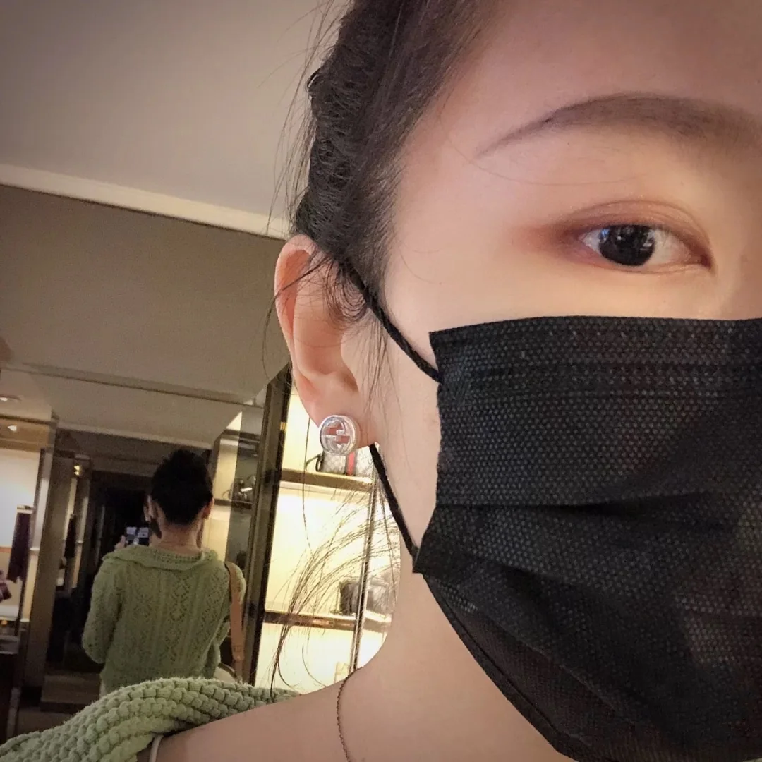 구찌 스털링 실버 로고 미니 귀걸이 상세 이미지 4