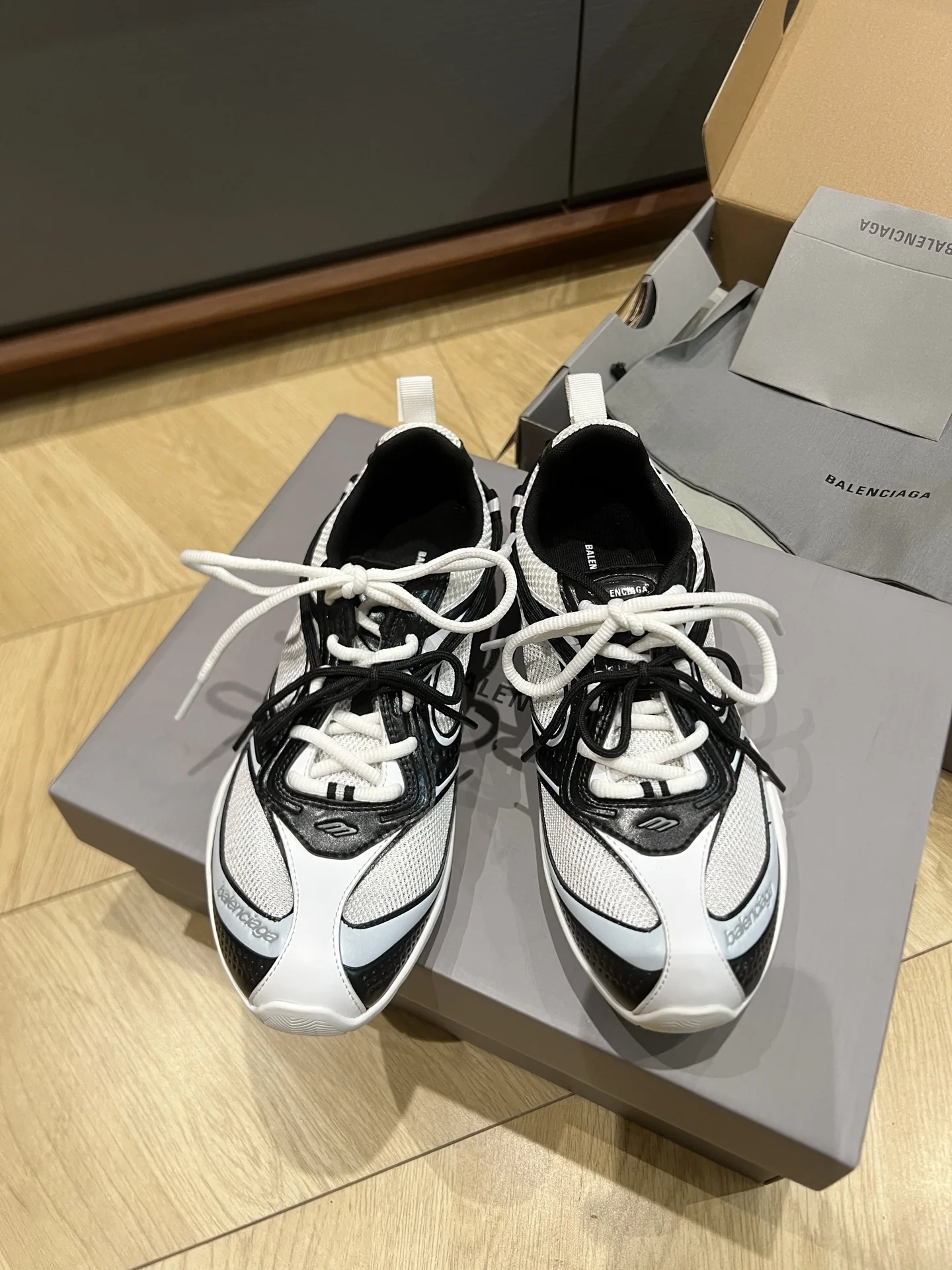 발렌시아가 뉴 레이더 스니커즈 상세 이미지 3