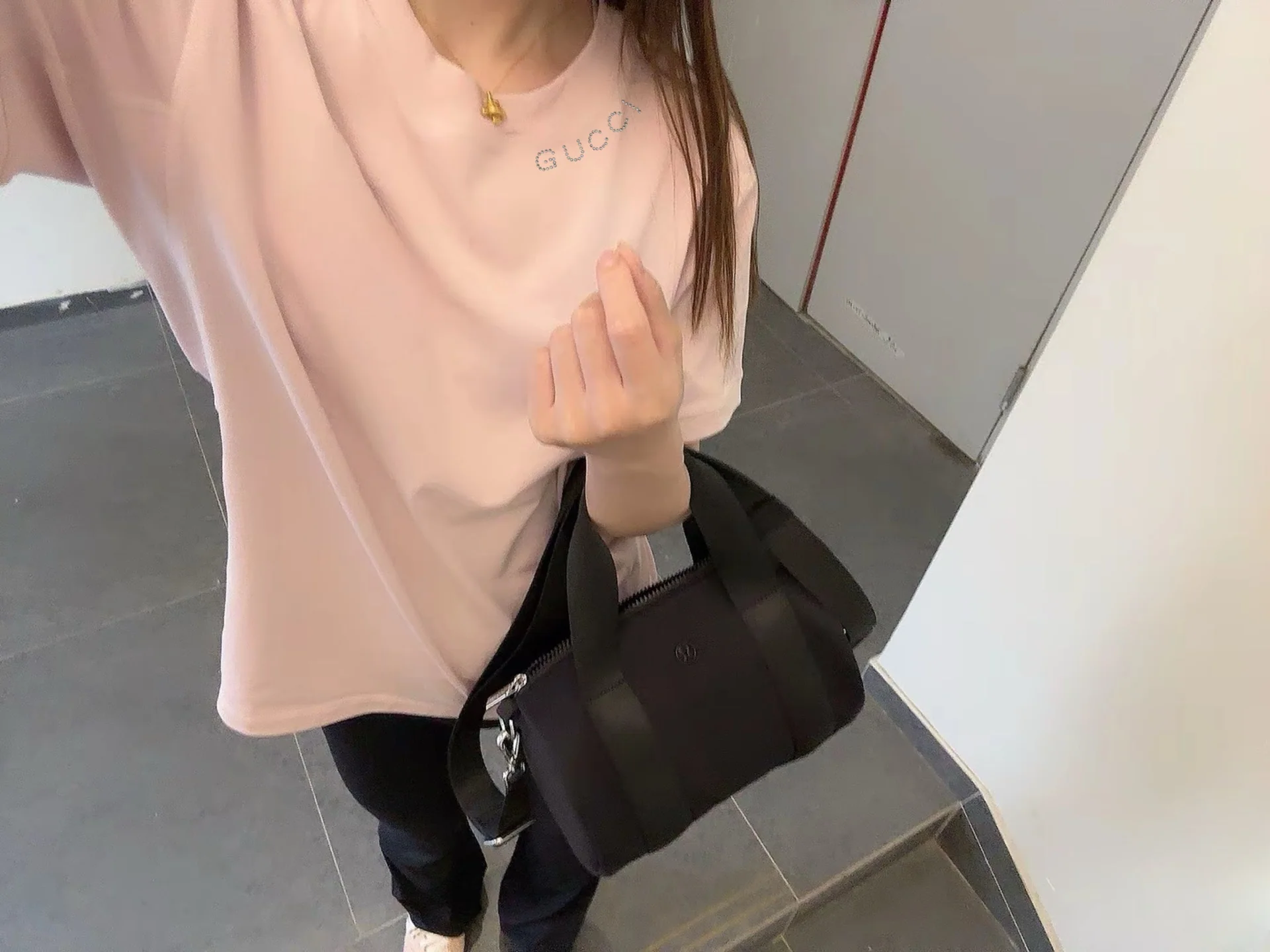 구찌 네크라인 라인스톤 핑크 반팔 티셔츠 상세 이미지 2