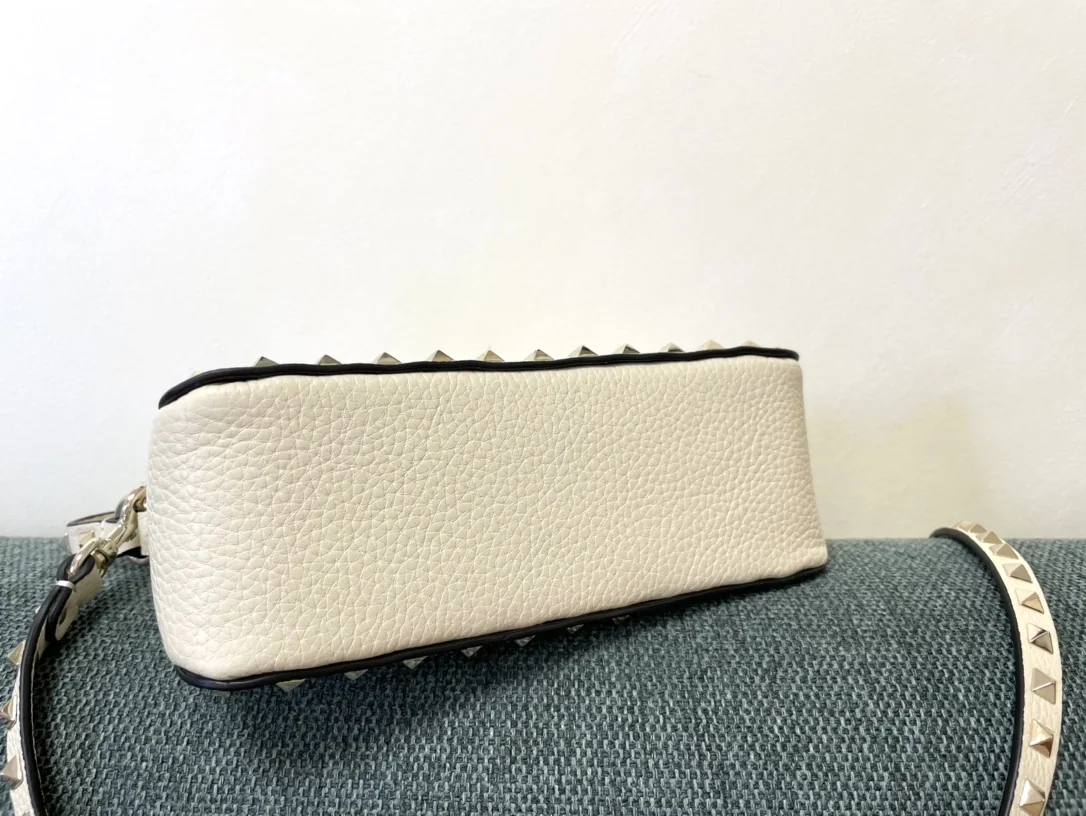 발렌티노 가라바니 락스터드 카프스킨 크로스백 상세 이미지 5