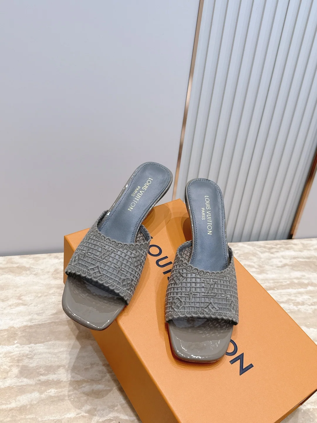 루이비통 6 AM 자수 레이스 메시 샌들 상세 이미지 5