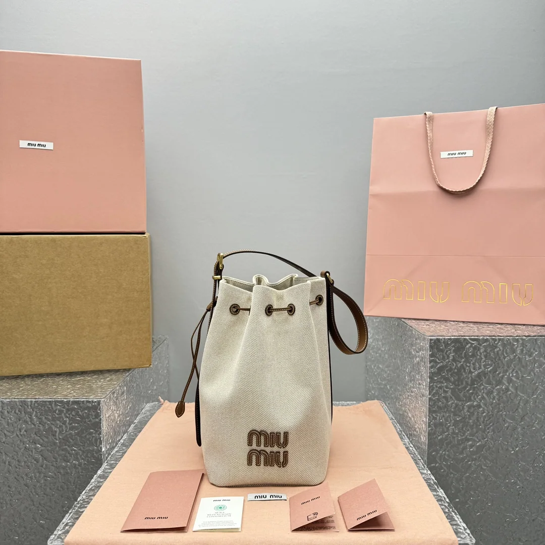 미우미우 캔버스 숄더백 상세 이미지 1