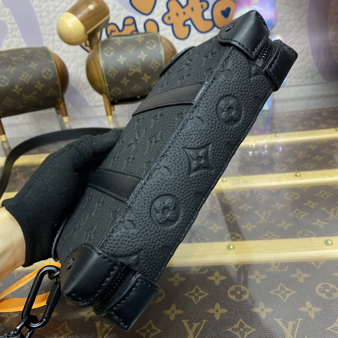 루이비통 엠보스 소프트 트렁크 크로스 바디 가방 M69838 상세 이미지 4