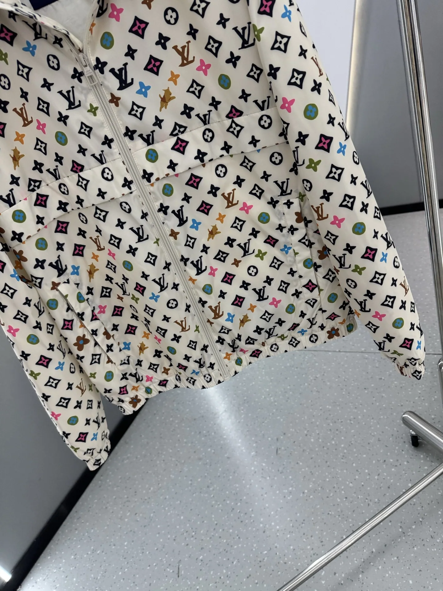 루이비통 모노그램 프린트 나일론 남성 자켓 상세 이미지 4
