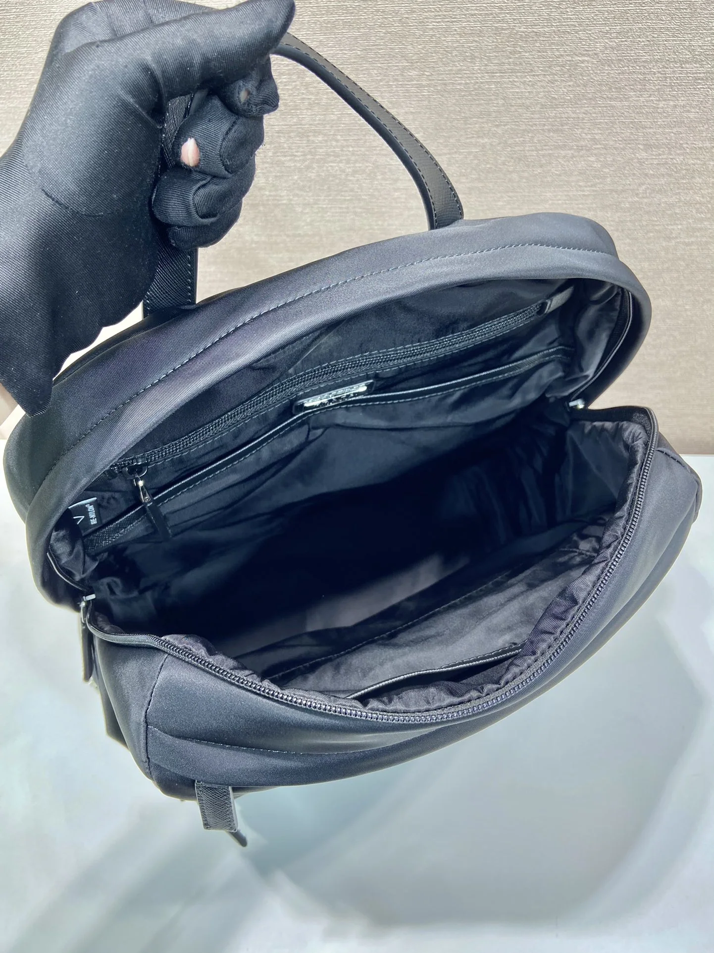 프라다 삼각 로고 나일론 백팩 2VZ104 상세 이미지 8