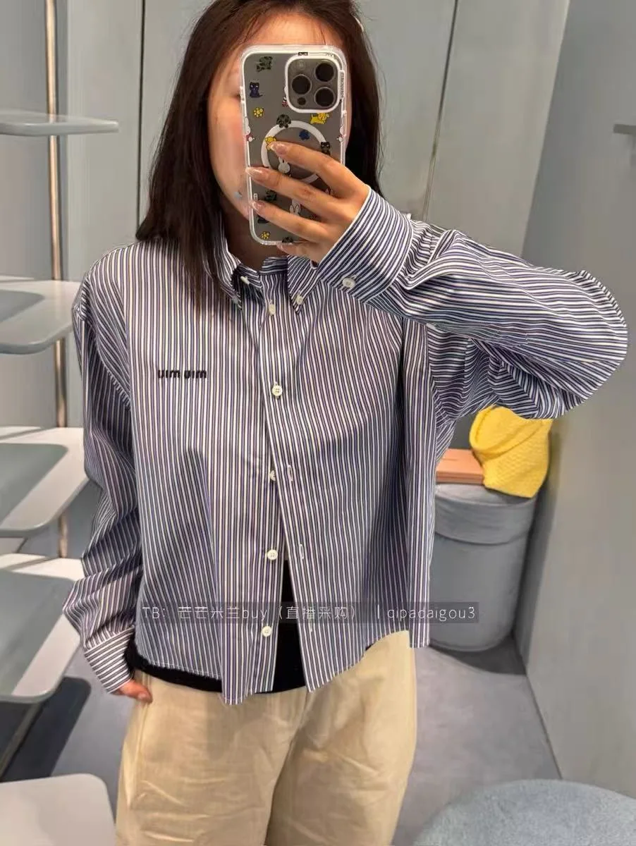 미우미우 마이크로 로고 자수 스트라이프 카라 여성 자켓 26FW 상세 이미지 2