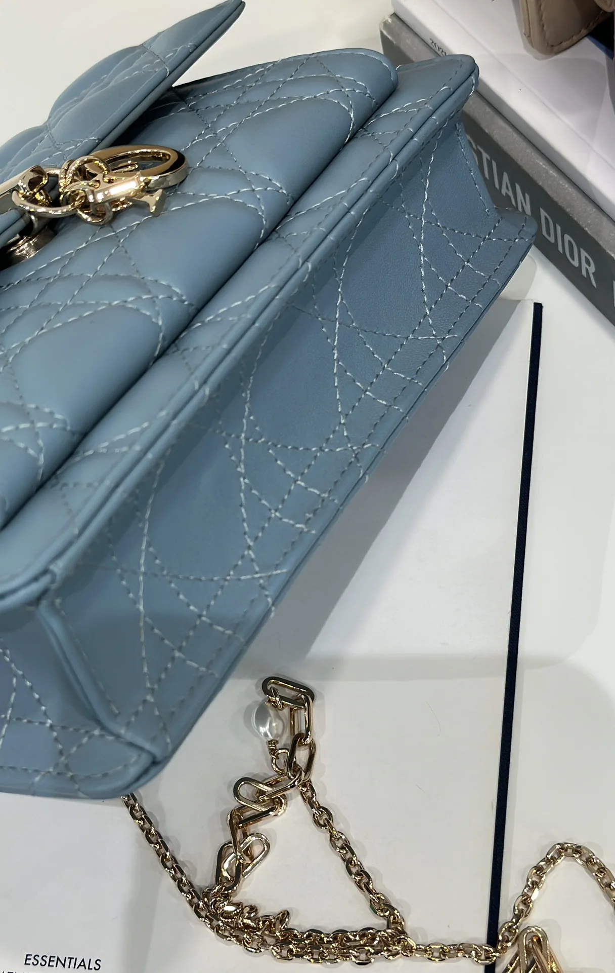 디올 진주 펜던트 가죽 숄더백 상세 이미지 7