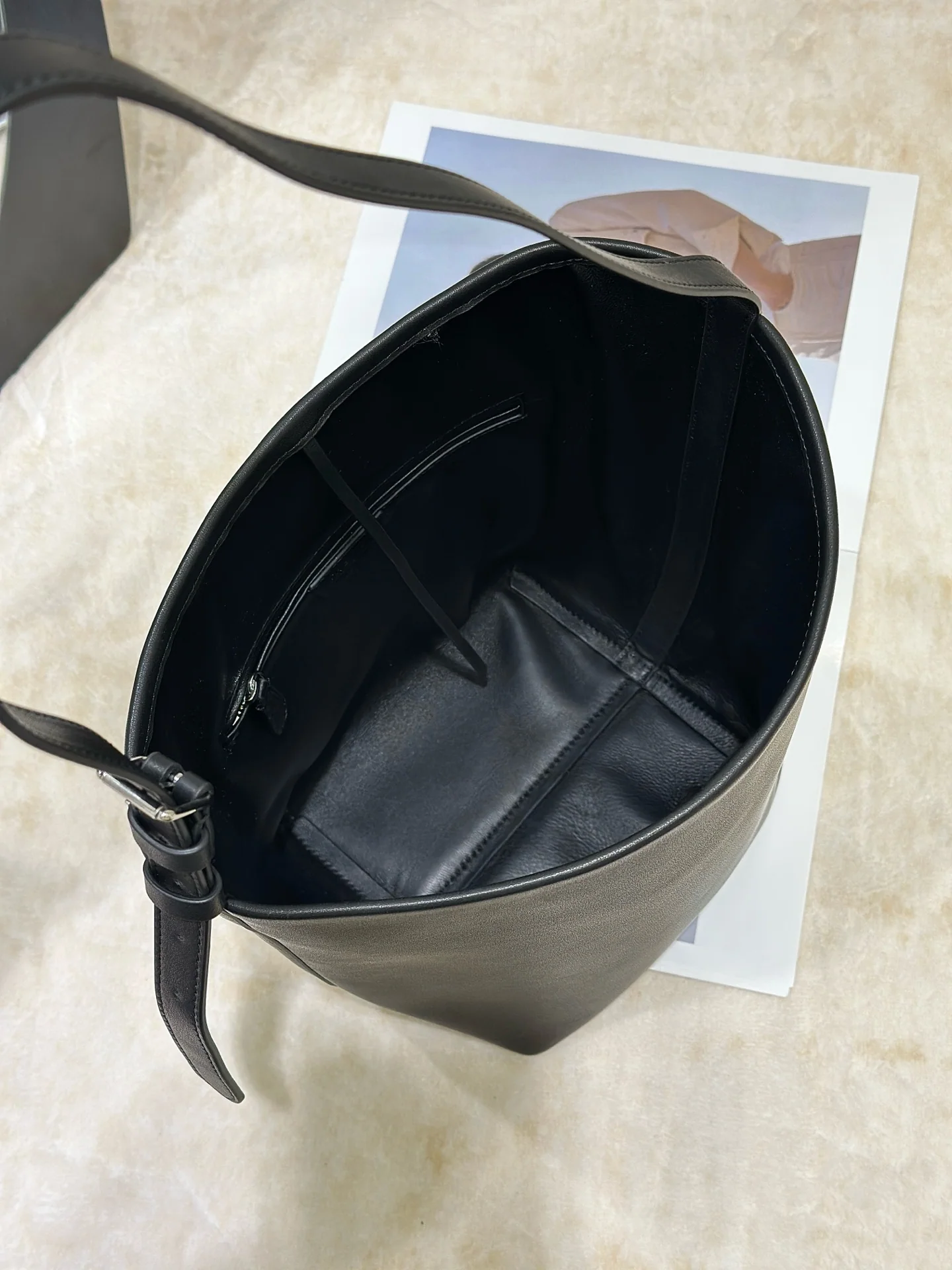 더로우 새들 가죽 버킷백 상세 이미지 9