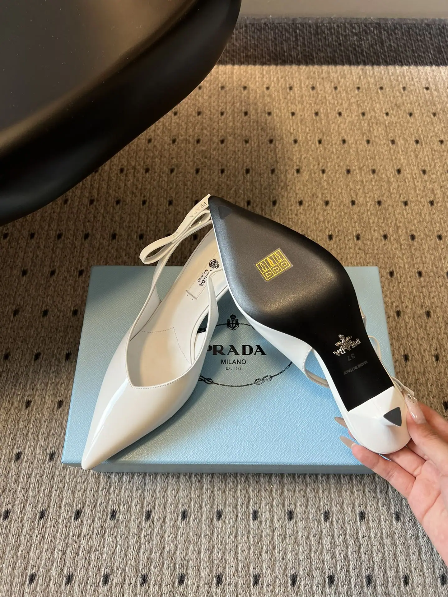 프라다 포인티드 토 백 스트랩 하이힐 신발 상세 이미지 3