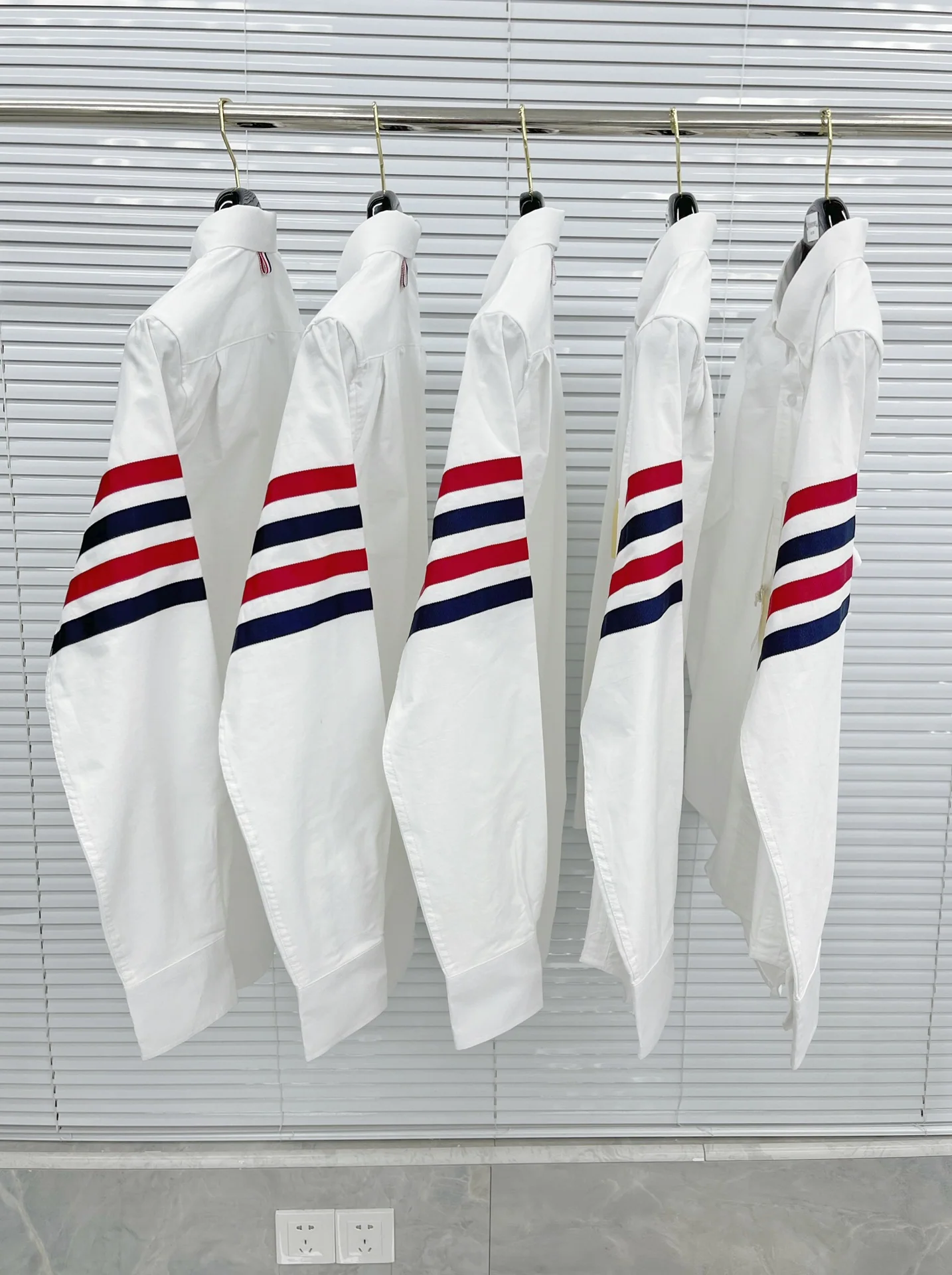 톰브라운 4 바 스트라이프 슬림핏 코튼 옥스포드 셔츠 긴팔 상세 이미지 2