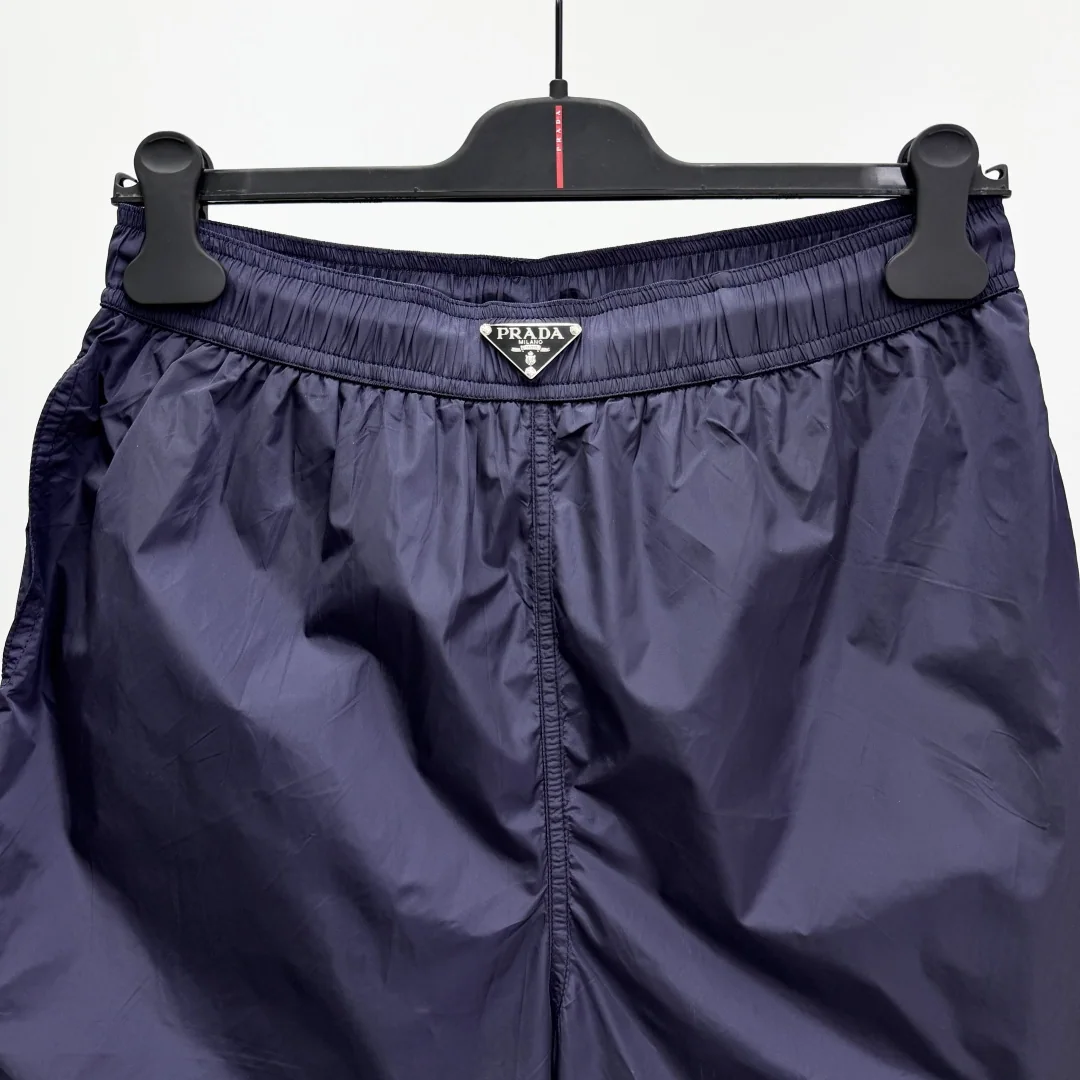 프라다 Re-Nylon 솔리드 컬러 엘라스틱 비치 반바지 41245 Prada Shorts 상세 이미지 3
