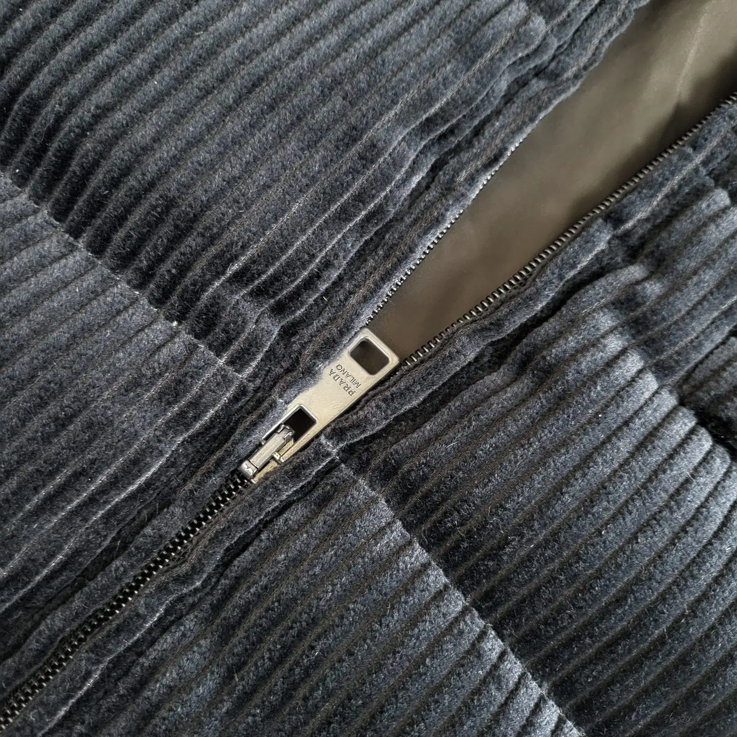 프라다 코듀로이 다운베스트 남성 조끼 23 FW 23FW 상세 이미지 4
