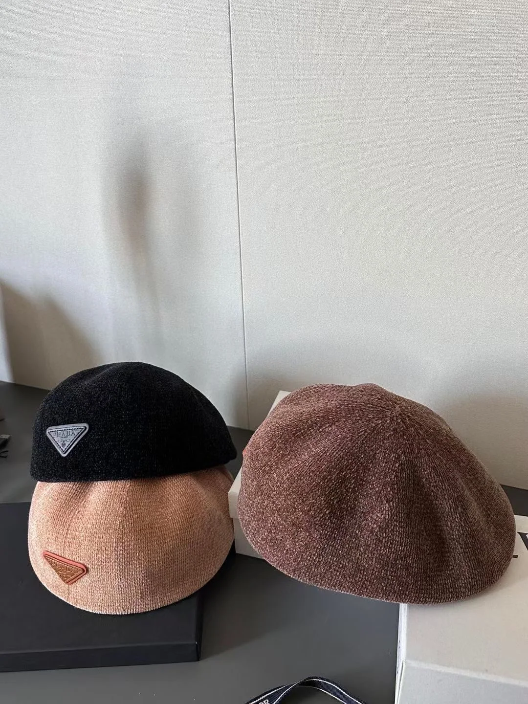 프라다 단색 캡 상세 이미지 3