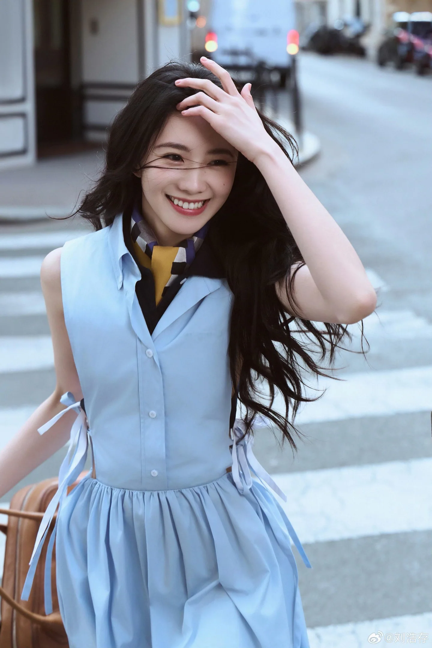 미우미우 로고 자수 옆라인 컷아웃 A라인 원피스 26 SS 상세 이미지 8
