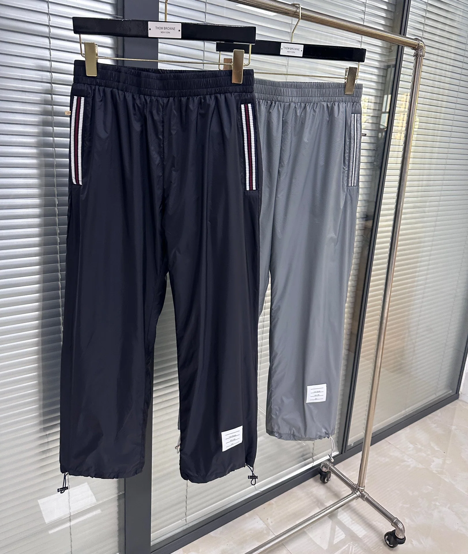 톰브라운 체크 나일론 남성 바지 상세 이미지 2