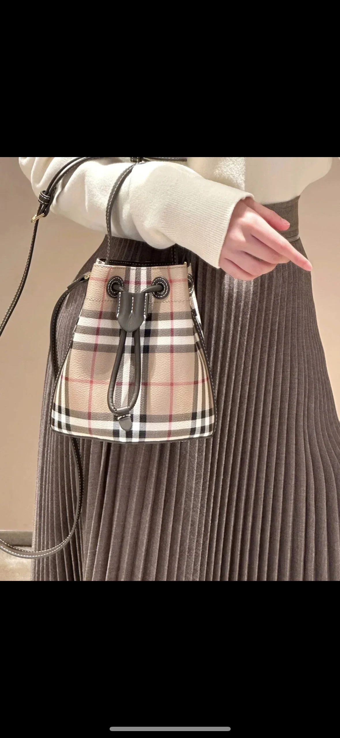 버버리 미니 버킷백 상세 이미지 8