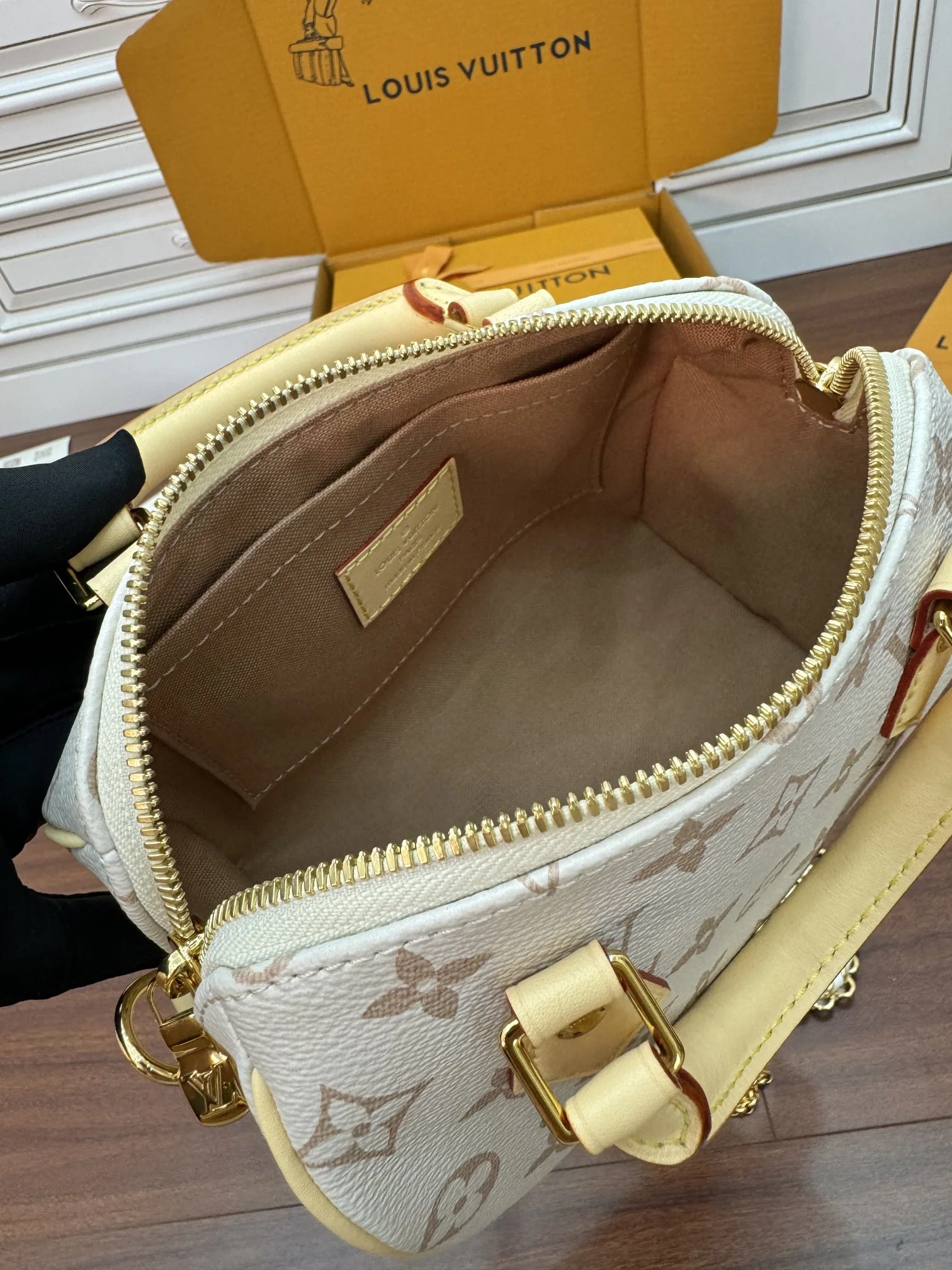 루이비통 다이아몬드 패턴 가죽 가방 M24474 상세 이미지 4