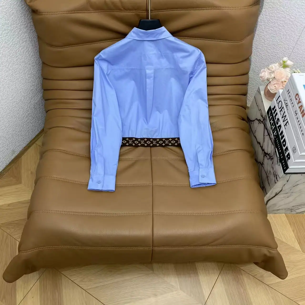 루이비통 모노그램 자수 크롭트 반소매 여성 셔츠 상세 이미지 9