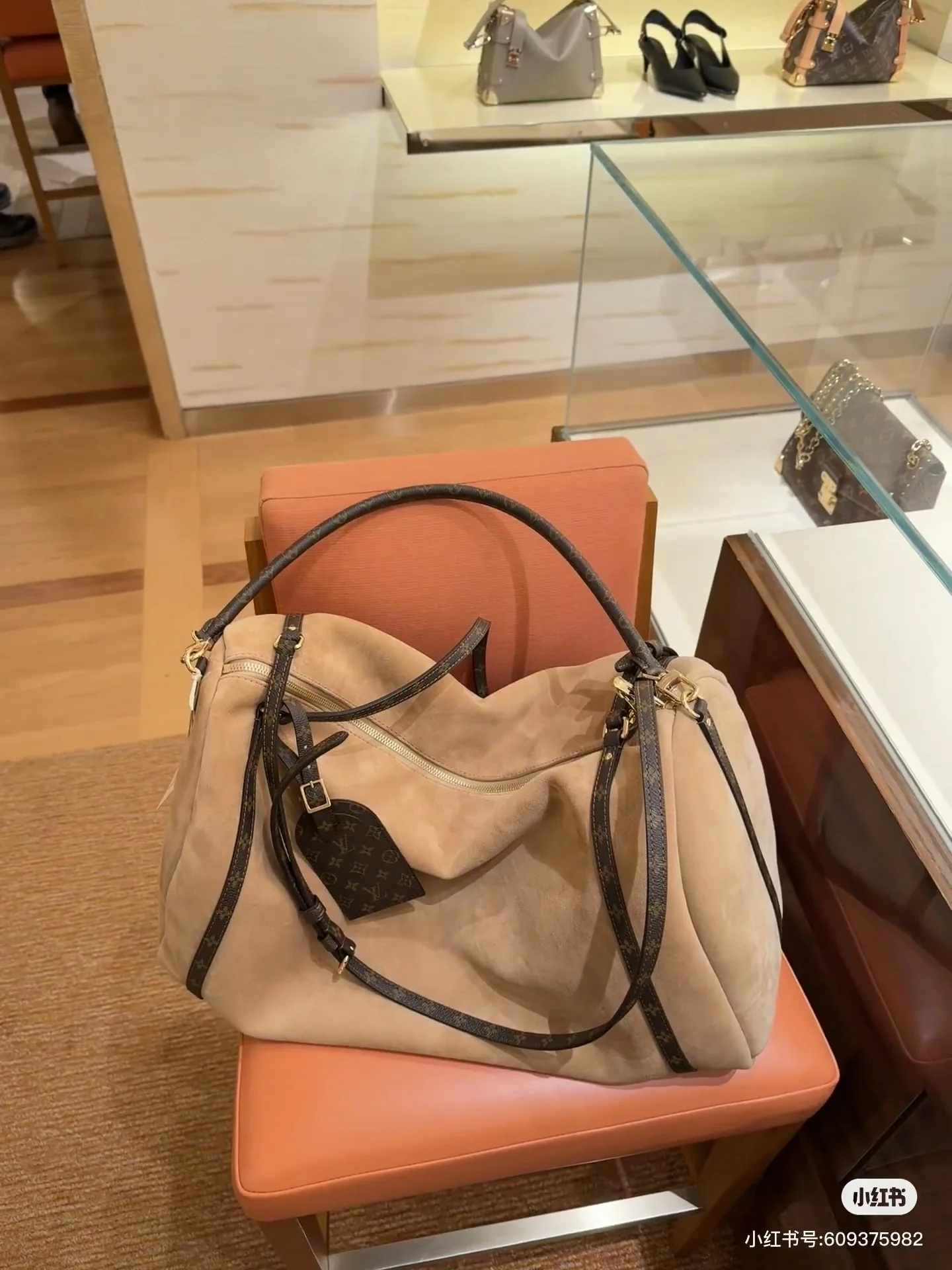 루이비통 버드케이지 스웨이드 숄더백 M26451 상세 이미지 5