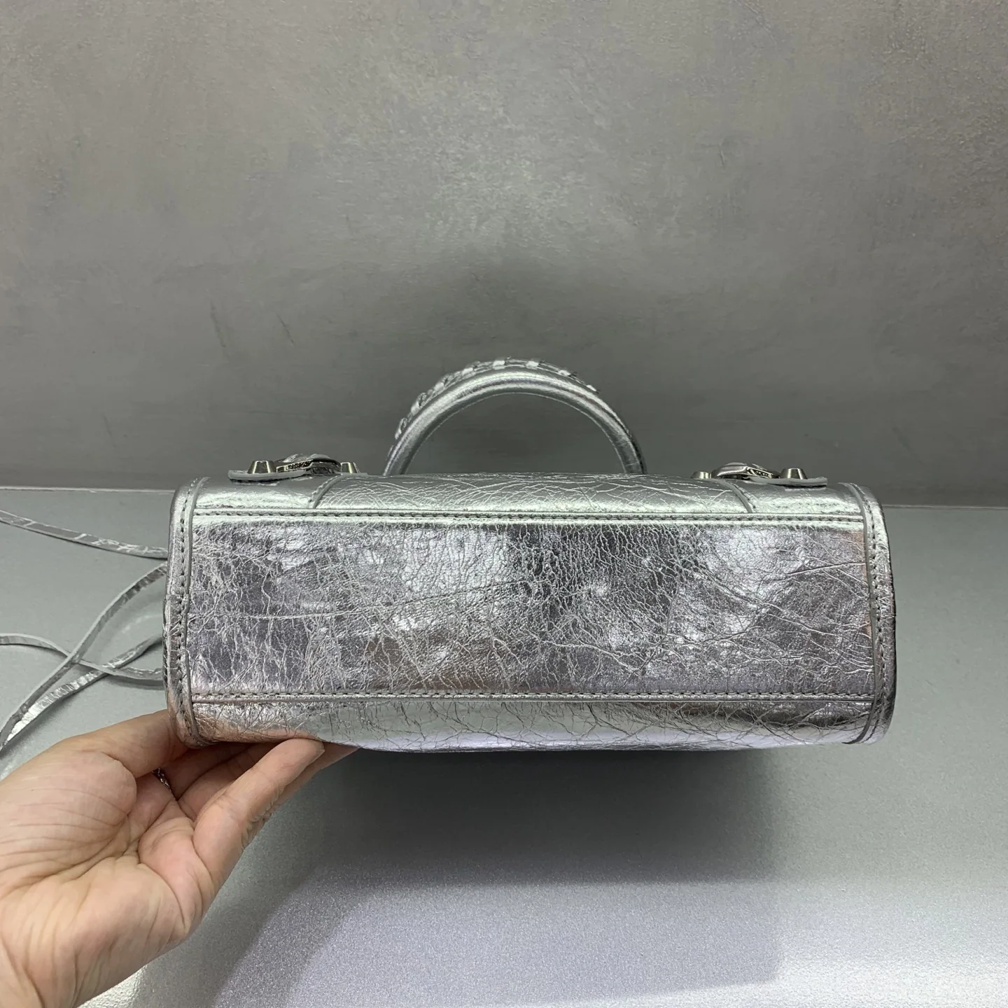 발렌시아가 르 시티 소형 크로스백 상세 이미지 4