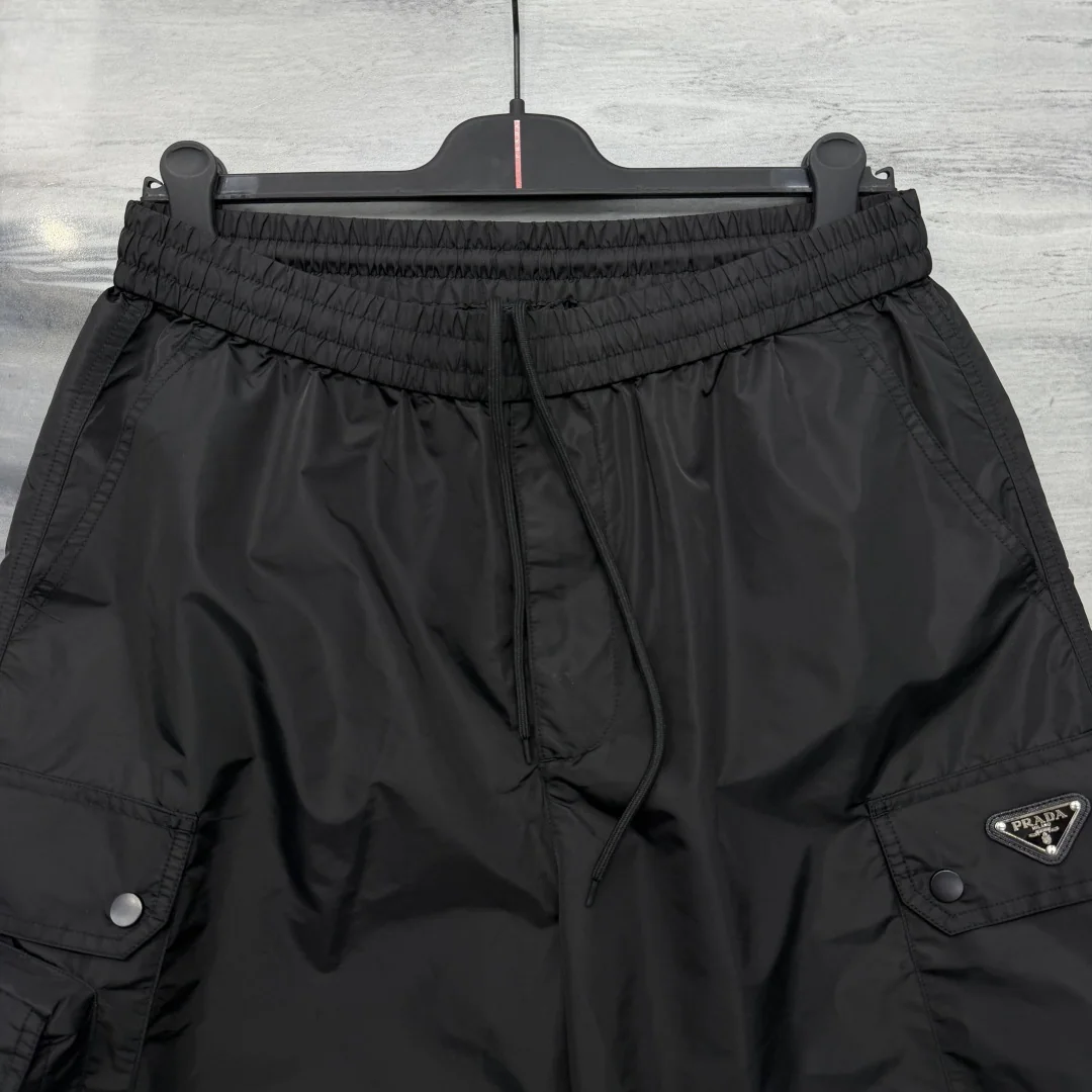 프라다 Re-Nylon 로고 집업 반바지 상세 이미지 5