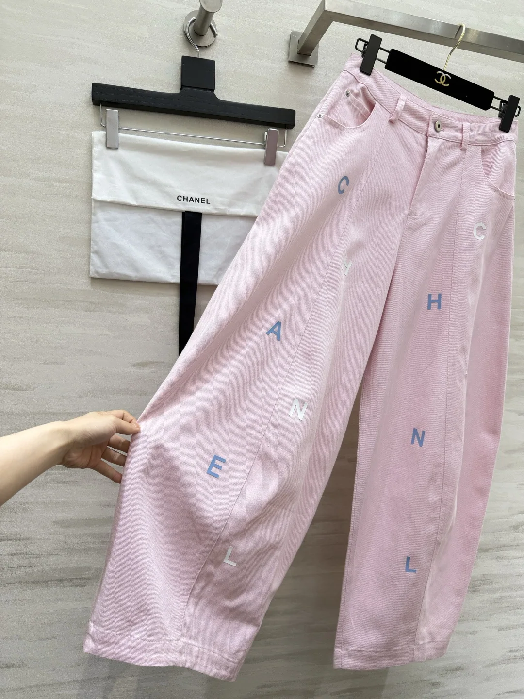 샤넬 레터 자수 와이드 레그 남성 바지 상세 이미지 5