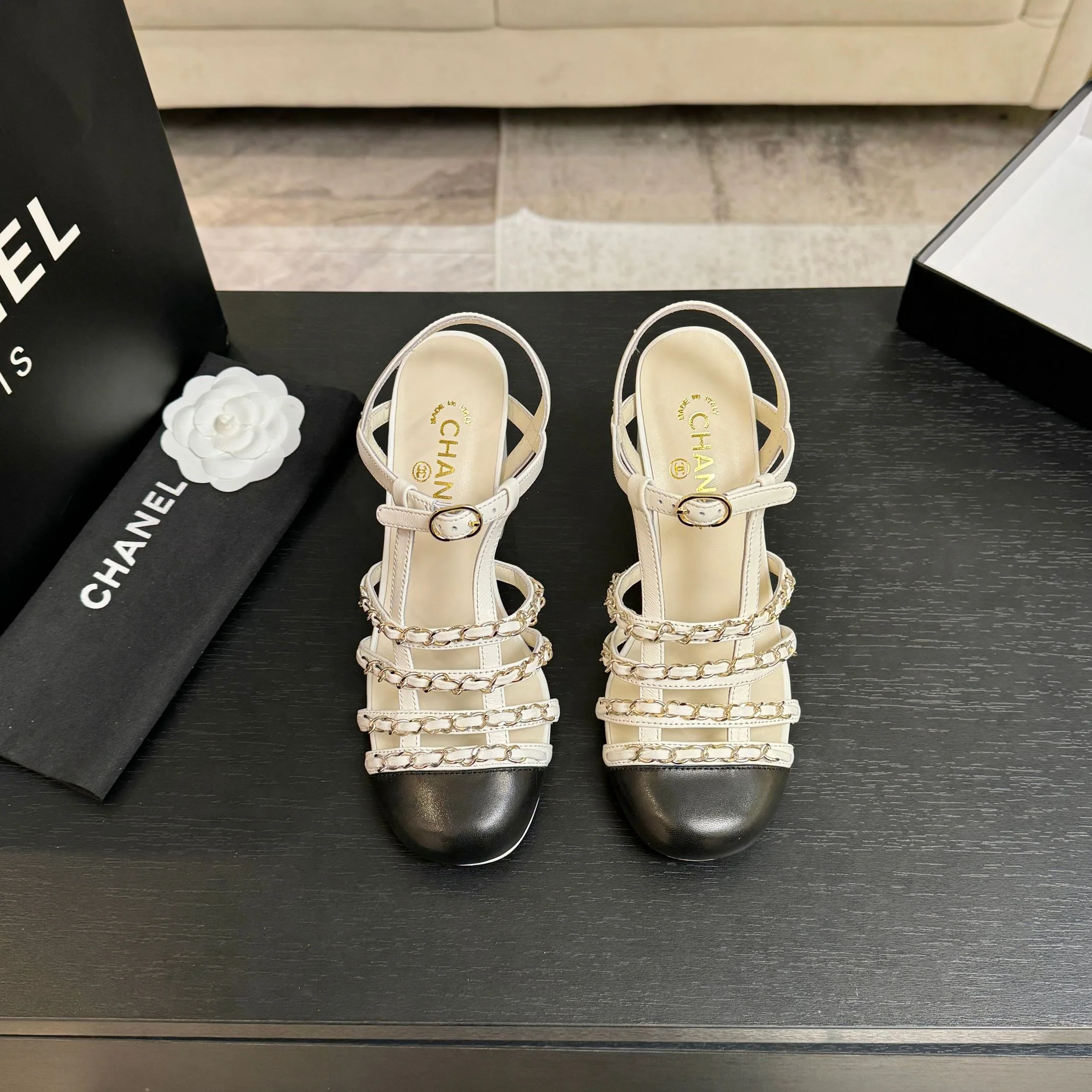 샤넬 26 C 체인 장식 청키 힐 샌들 151674